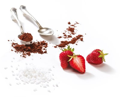 ingredienti dolci da forno fragola- zucchero cucchiaio cacao